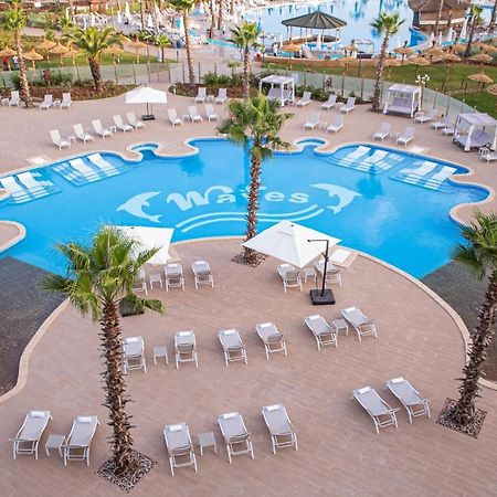 Waves Aqua Resort Kenitra Kültér fotó The swimming pool at the hotel