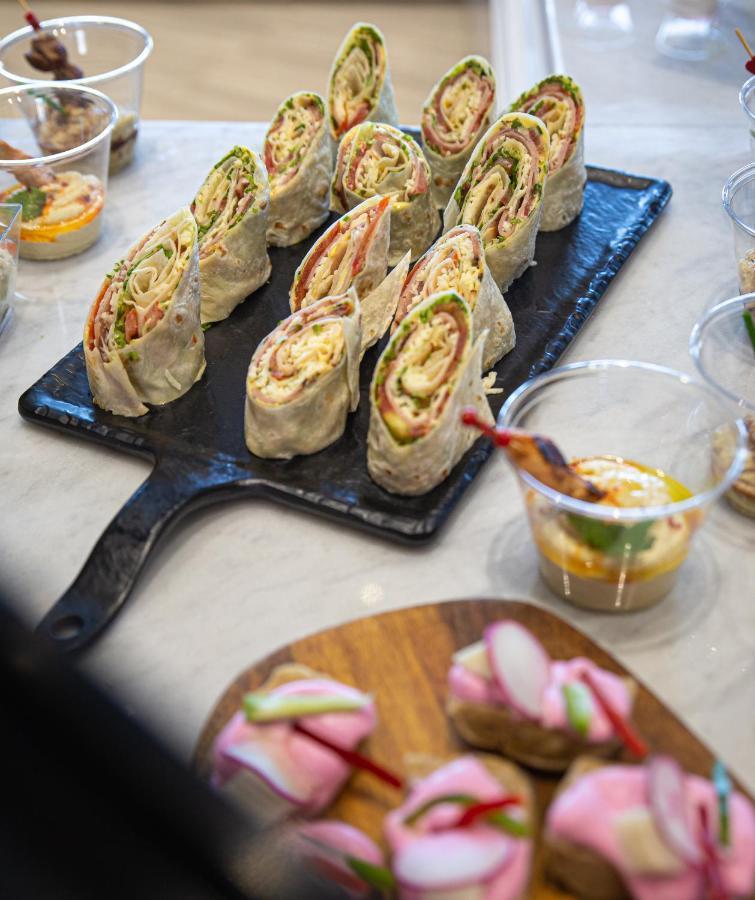 Waves Aqua Resort Kenitra Kültér fotó A spring roll platter