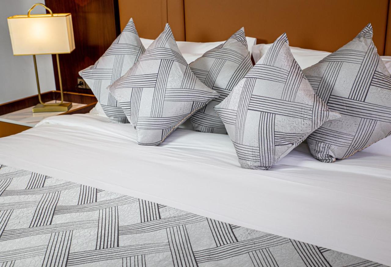 Waves Aqua Resort Kenitra Kültér fotó A bed with cushions