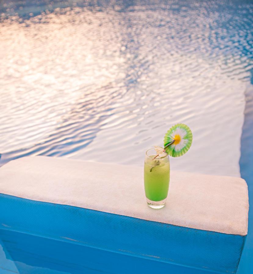 Waves Aqua Resort Kenitra Kültér fotó A Blue Hawaii cocktail