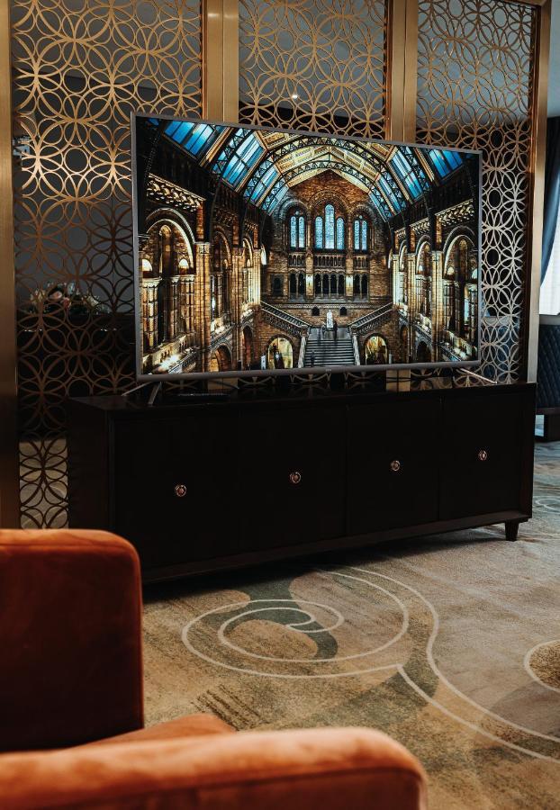Waves Aqua Resort Kenitra Kültér fotó The bar at the Natural History Museum, London