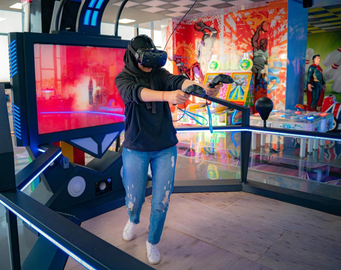 Waves Aqua Resort Kenitra Kültér fotó A visitor uses a virtual reality headset at the museum.