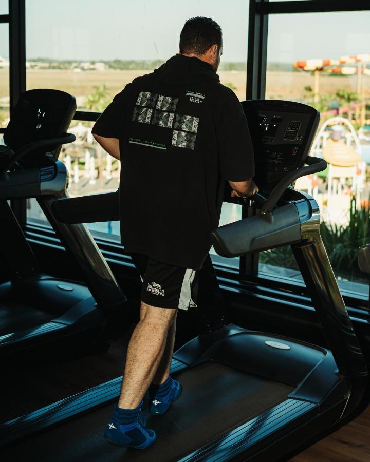 Waves Aqua Resort Kenitra Kültér fotó A treadmill in use